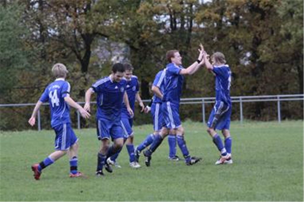 In der abgelaufenen Saison hatte Team des SV Illingen insbesondere in den Nachbarschaftsduellen gegen den FV Roßwag und den späteren Aufsteiger Phönix Lomersheim Grund zum Jubeln. Nun bekommen die Blauen vom Eichwald einige vielversprechende Verstärkungen und wollen unter die besten fünf der Kreisliga A vorrücken. Archivfoto: Eigner