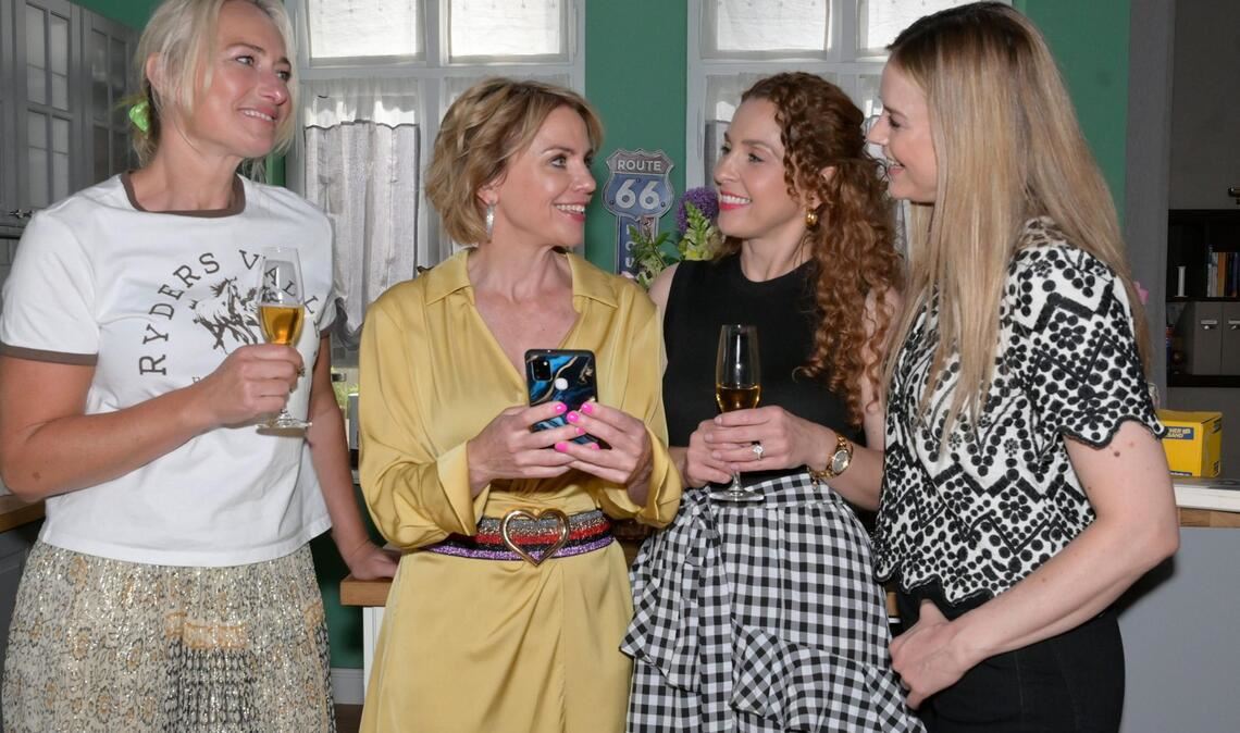 Heute kein „GZSZ“ und „Alles was zählt“ bei RTL In der aktuellen GZSZ-Folge genießt Nina (Maria Wedig, 2.v.r.) ihren Geburtstag mit ihren Freundinnen Maren (Eva Mona Rodekirchen, l.), Yvonne (Gisa Zach, 2.v.l.) und Jessica (Nina Ensmann).