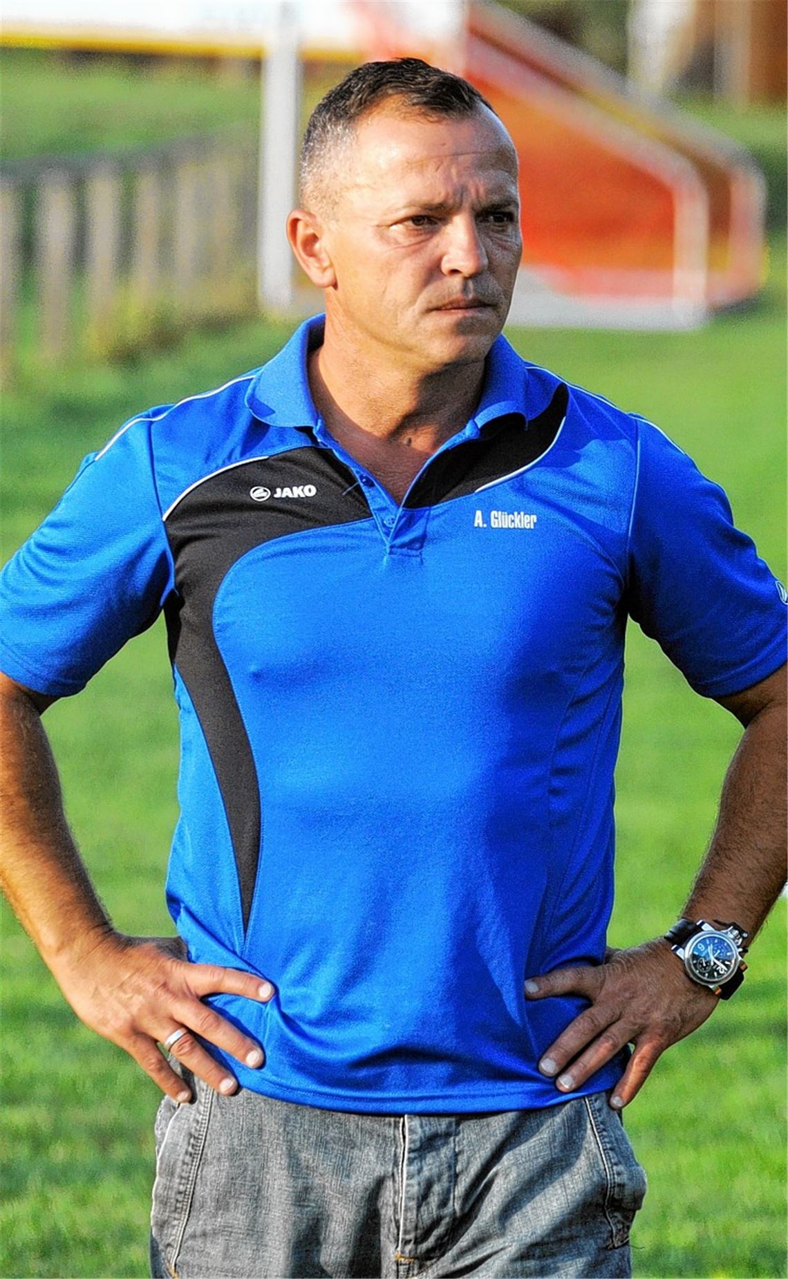 In der ersten Hälfte hadert der neue Ötisheimer Trainer Achim Glückler noch mit der Leistung seiner Elf. Doch im zweiten Durchgang wird alles gut, weil die Blau-Weißen endlich treffen.