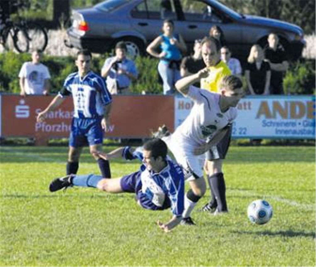 In der ersten Halbzeit ist das Derby zwischen Knittlingen (blau) und Zaisersweiher rasant und umkämpft. Gegen Ende aber verflacht es. Foto: Eigner