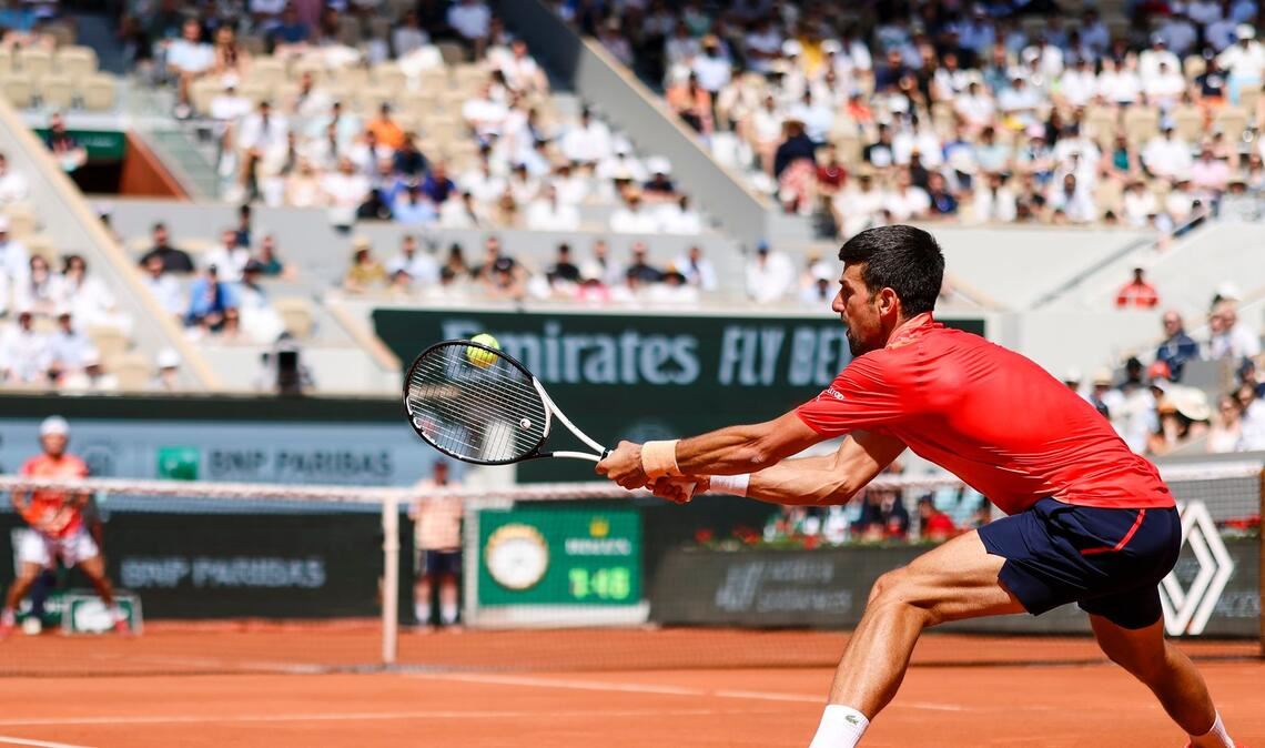 In der ersten Runde der French Open setzte sich Novak Djokovic problemlos durch.
