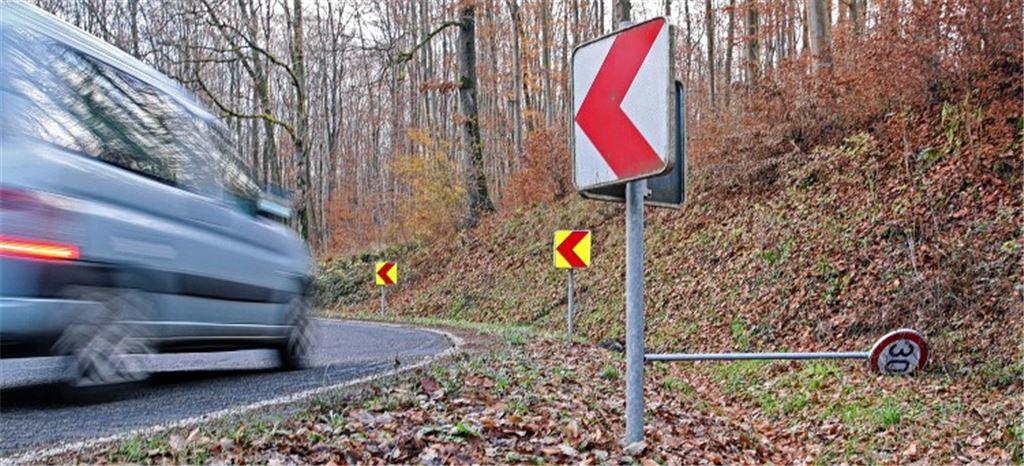 In der gefährlichen Haarnadelkurve im Wald zwischen Pinache und Dürrmenz gilt seit knapp einem halben Jahr Tempo 30. Das passende Schild haben Unbekannte allerdings umgeknickt. Fotos: Goertz