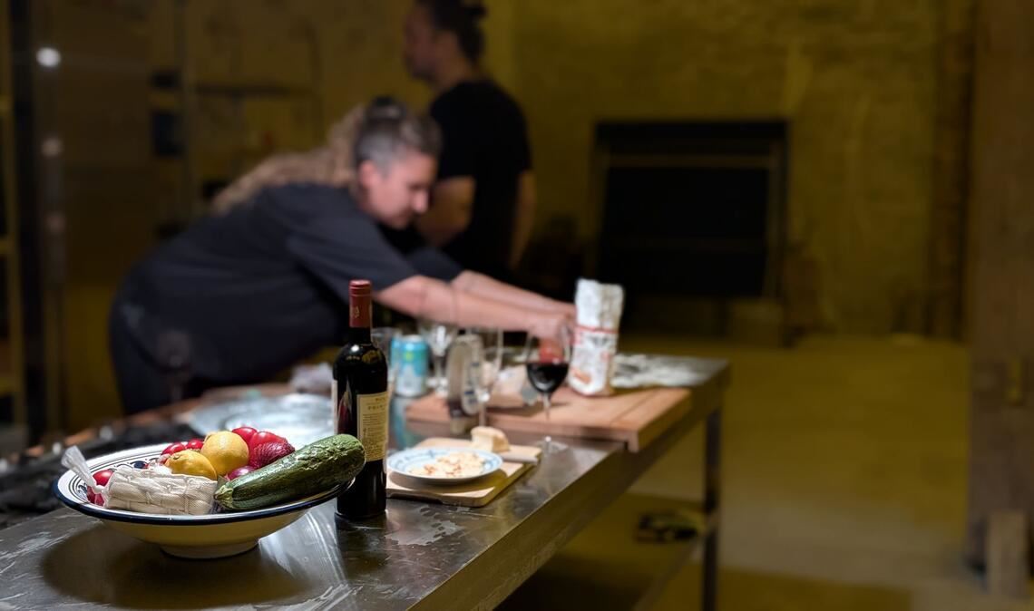 In der großen offenen Küche der Scheune macht das gemeinsame Kochen besonders viel Spaß.