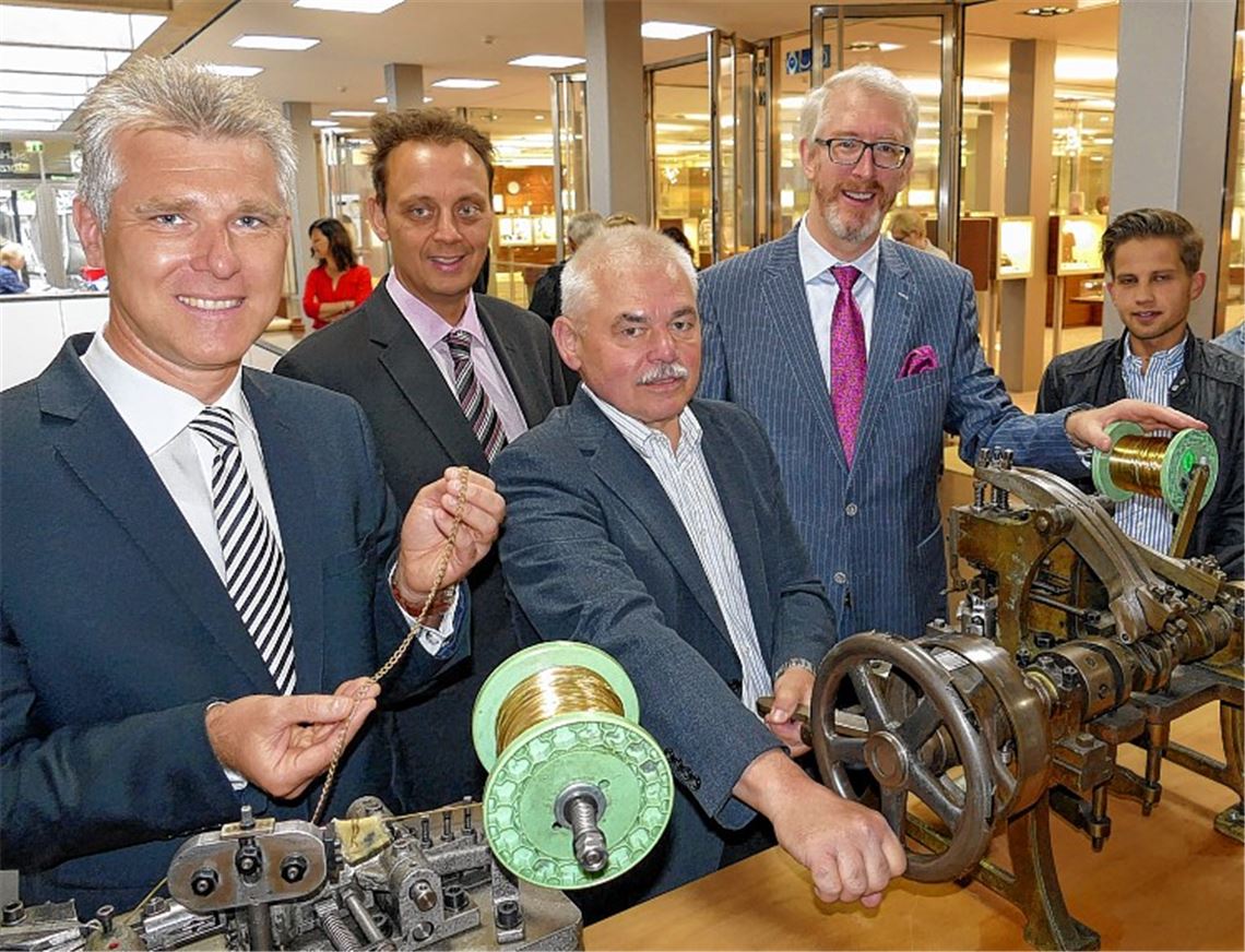 In der historischen Ecke der Schmuckwelten die Wurzeln der Schmuckindustrie immer vor Augen (v. li.): Geschäftsführer Michael Buck, Ulrich Haag (Eventbereich Sparkasse Pforzheim Calw), Oswald Meisenbacher (Geschäftsführer Deutsche Schmuck- und Uhren GmbH), Juwelier Georg Leicht und Maximilian Müssle (Müssle Wein.Bar). Foto: Roth