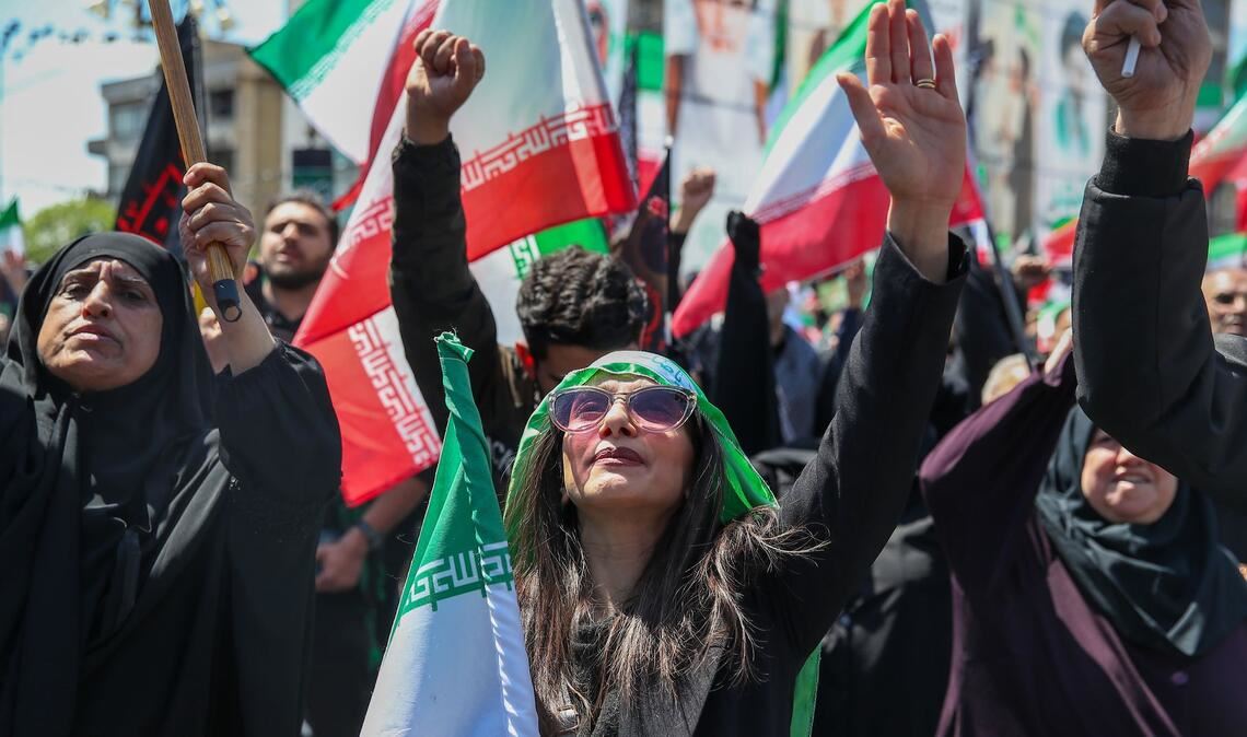 In der iranischen Hauptstadt haben sich Regierungsanhänger zu Trauerfeiern für den im Krieg getöteten Religionsführer Ajatollah Ali Chamenei versammelt.