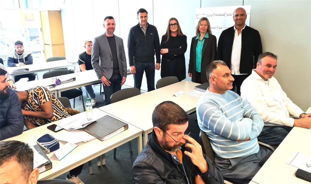 In der mit großen Hoffnungen verbundenen Projektklasse (v.li.): Alessandro La Corte, Kreishandwerksmeister Frank Herrmann, Simone Zipperle, Arbeitsagentur-Chefin Martina Lehmann und Gero Italiano (Donner + Partner). Foto: Peche