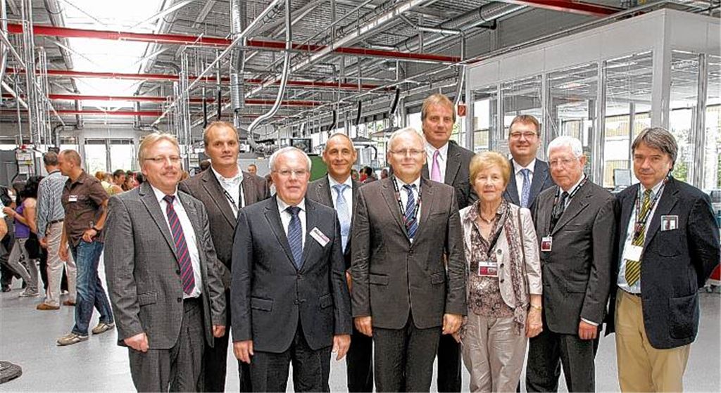 In der neuen Halle (v. li.): Bereichsleiter Jürgen Pfab, Architekt Martin Entenmann, Geschäftsführer Siegfried Karst, Bereichsleiter Dr. Volker Stadelmeyer, Landrat Karl Röckinger, Bürgermeister Heinz-Peter Hopp, Stiftungsvorstand Ingeborg Burkhard von der Richard und Annemarie Wolf Stiftung, Bereichsleiter Jürgen Steinbeck, Stiftungsvorstand Dr. Paul Seiler und Stiftungsvorstand Volker Kälberer.
