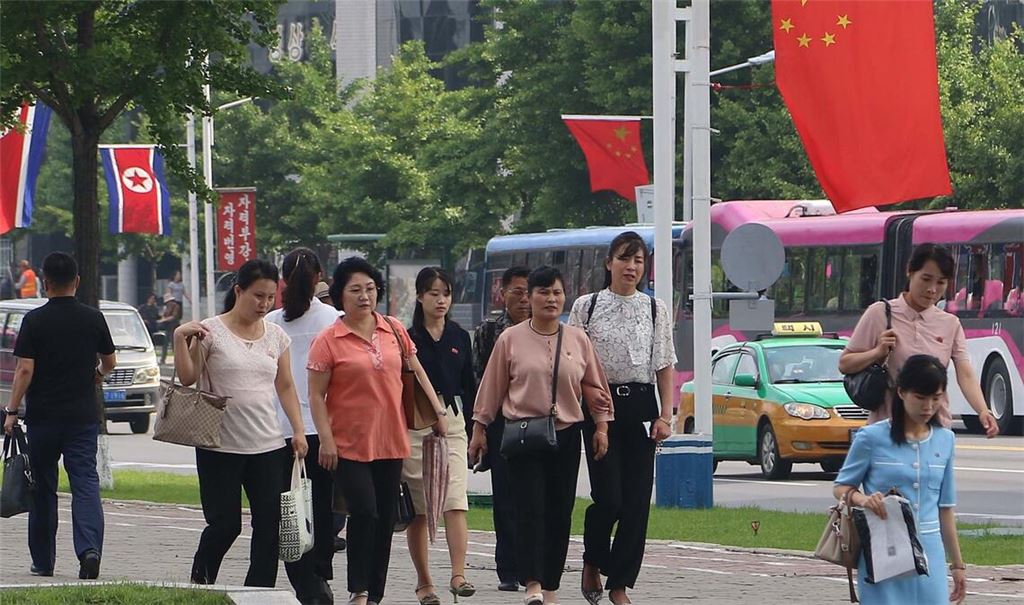 In der nordkoreanischen Hauptstadt Pjöngjang wurden anlässlich des Staatsbesuchs Fahnen von Nordkorea und China aufgehängt.