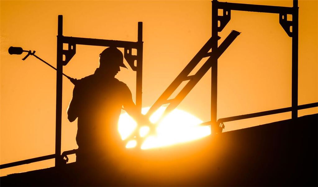 In der prallen Sonne besonders exponiert: Arbeiter auf dem Bau (Archivbild)