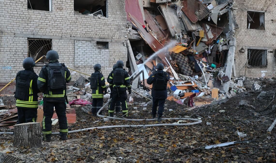 In der ukrainischen Großstadt Saporischschja schlug eine Rakete in ein Wohnheim ein.