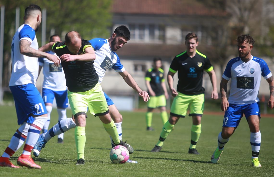 In der vergangenen Runde stemmten sich der FV Lienzingen (schwarz-gelbe Trikots) und die SG 08 Hellas gegen den Abstieg, nun treffen sie im Pokal aufeinander. Archivfoto: Huber
