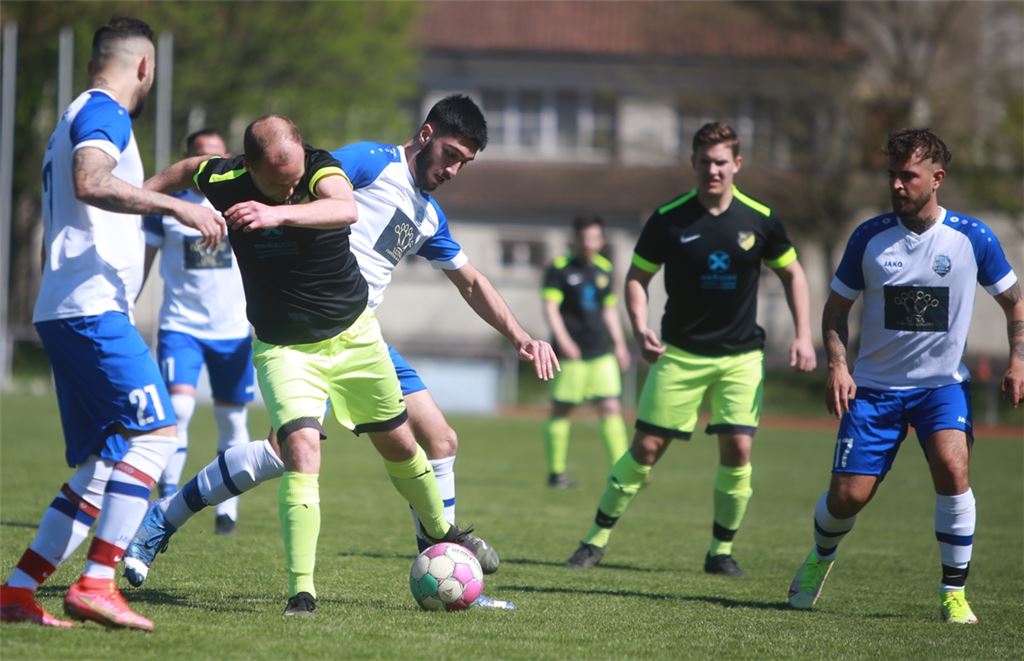 In der vergangenen Runde stemmten sich der FV Lienzingen (schwarz-gelbe Trikots) und die SG 08 Hellas gegen den Abstieg, nun treffen sie im Pokal aufeinander. Archivfoto: Huber