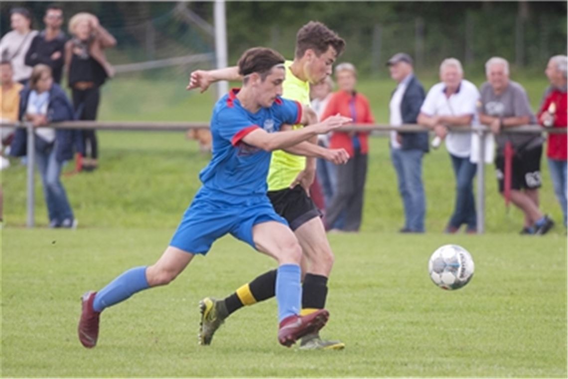 In der vergangenen Saison bezwang der TSV Ötisheim (blau) in der ersten Runde des Kreispokals den FV Lienzingen und schaffte es bis ins Achtelfinale.