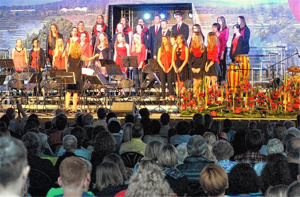 In der voll besetzten Halle präsentieren unter anderen die Mitglieder des Schulchors, wofür sie monatelang geprobt haben.