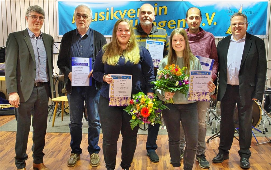 In der vorderen Reihe (v.li.) die geehrten Mitglieder Tanja Scheytt und Melina Saalbach. In der hinteren Reihe (v.li.) Bürgermeister Armin Pioch, die geehrten Mitglieder Erich Santi, Stefan Dagenbach und Marco Santi sowie der Vorsitzende Reimund Scheytt. Foto: privat