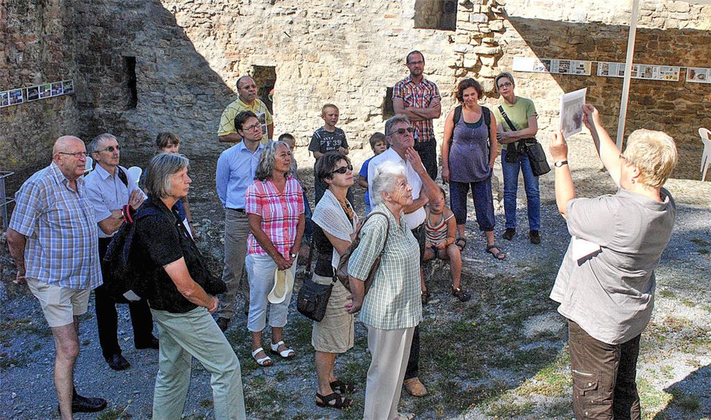 In der warmen Jahreszeit ein besonderer Anziehungspunkt: Die Burg Löffelstelz lockt Gäste an – wie hier bei einer öffentlichen Führung. Fotos: Archiv