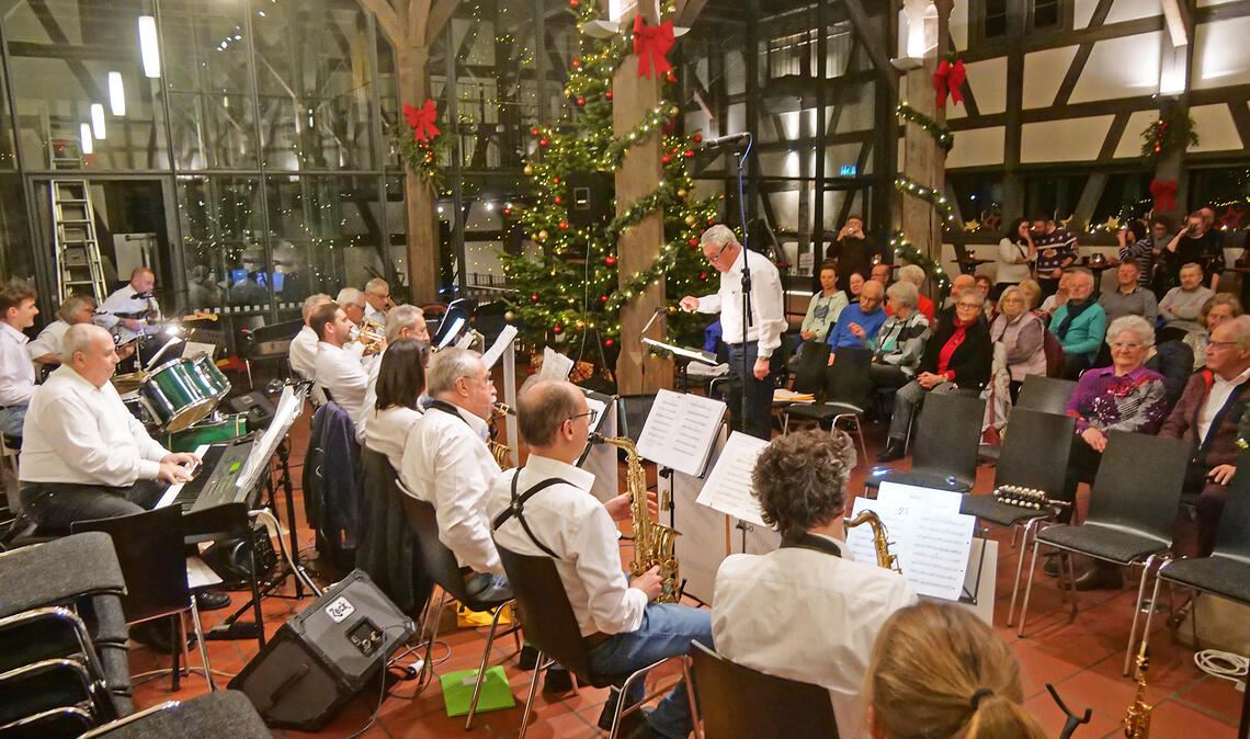 In der weihnachtlich geschmückten Historischen Kelter spielen die Musikfreunde Ötisheim zum Start der diesjährigen Adventswoche. Fotos: Friedrich