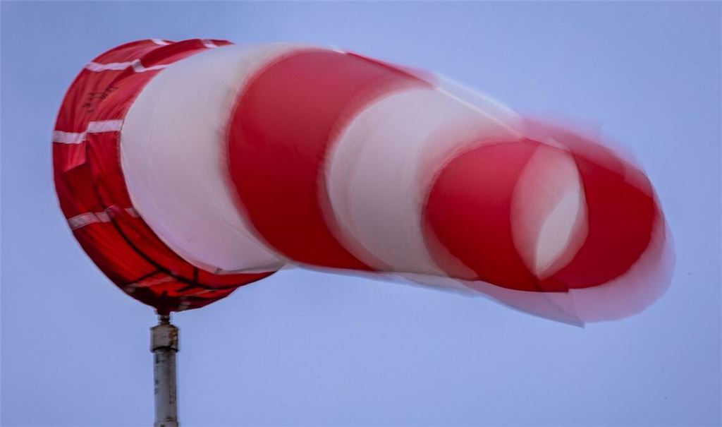 In der zweiten Nachthälfte bis zum Morgen wird es nach Einschätzung des Deutschen Wetterdienstes (DWD) vor allem an der Nordseeküste stürmisch.