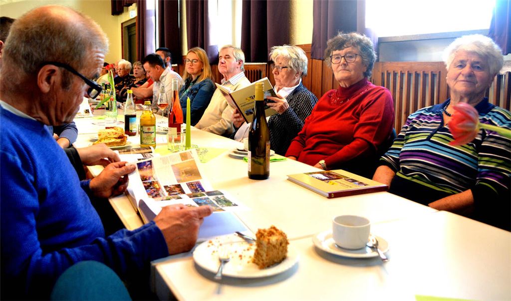 In die Lektüre vertieft sind zahlreiche Besucherinnen und Besucher bei der Vorstellung der neuen Schützinger Ortschronik in der Festhalle. Foto: Stahlfeld