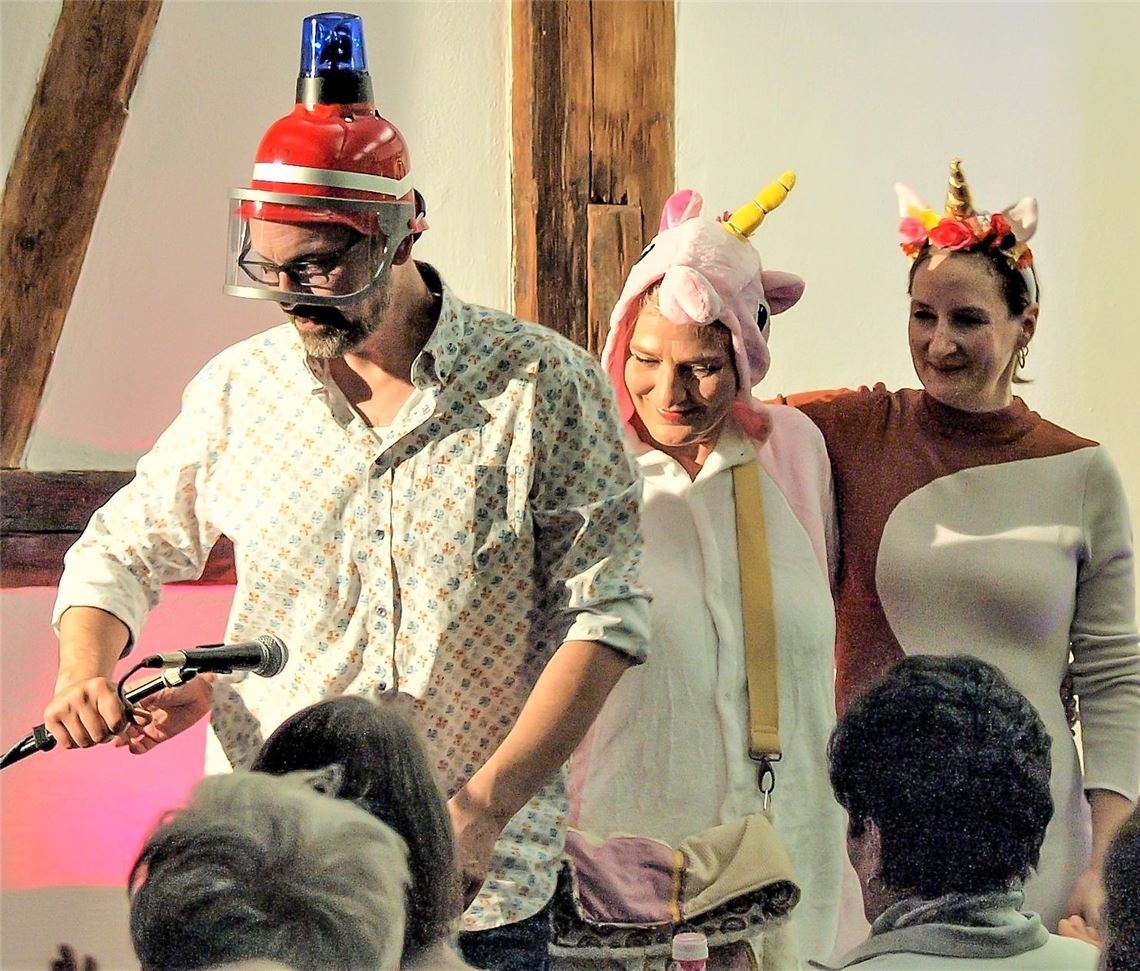 In die Rolle des Einhorns geschlüpft und mit blinkendem Helm geschützt, kann den „Drei“ nichts mehr passieren. Foto: Filitz