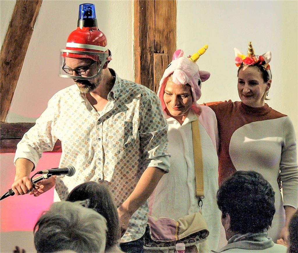 In die Rolle des Einhorns geschlüpft und mit blinkendem Helm geschützt, kann den „Drei“ nichts mehr passieren. Foto: Filitz