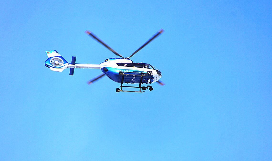 In die Suchaktion war auch ein Polizeihubschrauber eingebunden. Symbolfoto: Archiv