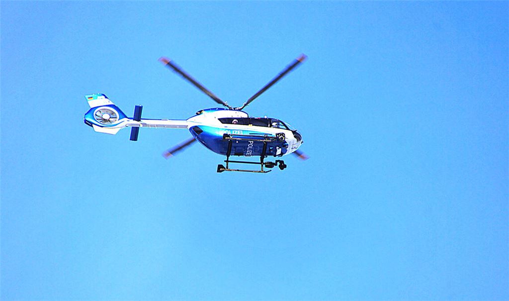 In die Suchaktion war auch ein Polizeihubschrauber eingebunden. Symbolfoto: Archiv