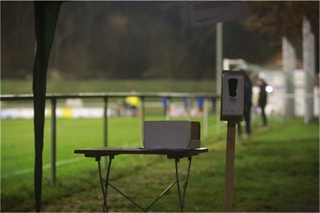 In diesem Herbst auf jedem Sportplatz zu finden: eine Station, wo sich Zuschauer anmelden müssen. Dort kontrollieren die Vereine die Impfnachweise und Testergebnisse. Foto: Huber