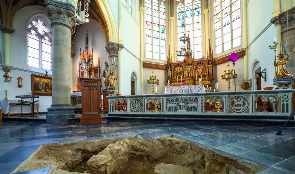 In diesem Hohlraum unter dem Kirchenboden von St. Peter und Paul in der niederländischen Stadt Maastrichtbefand sich das Skelett.