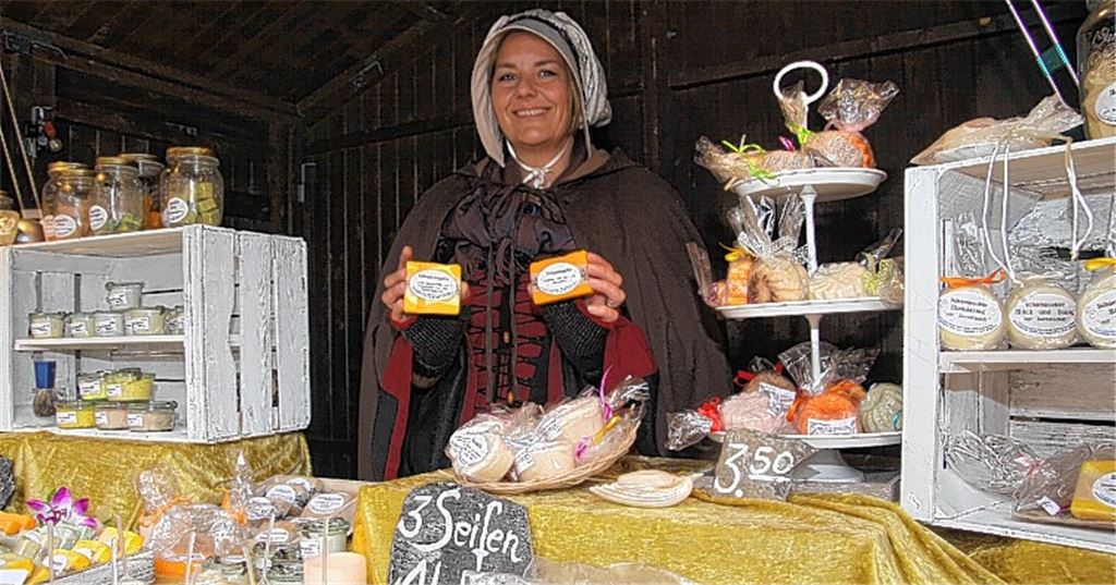 In diesem Jahr erneut beim „Adventsplätzle“ vor der Drehscheibe vertreten: Karina Lang mit ihrer Seifenmanufaktur.Archivfoto: Disselhoff