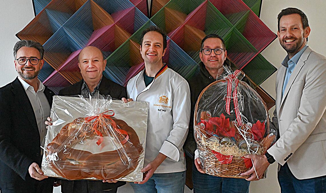 In diesem Jahr wurde die Neujahrsgabe im Landratsamt überreicht (v. li.): OB Peter Boch, Rolf Nagel, Ralf Jäkle, Armin Dobler und Landrat Bastian Rosenau. Foto: Bott