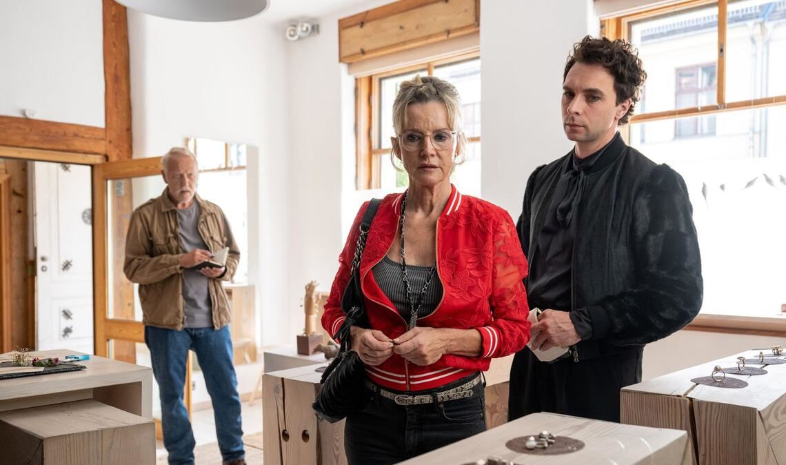 In diesem Juwelierladen starb ein Mann. Wer trägt die Verantwortung dafür? Die Kommissare Karl Rogov (Frank Leo Schröder, li.) und Vincent Ross (André Kaczmarczyk) befragen die Angestellte Katrin Gollwitz (Esther Esche).