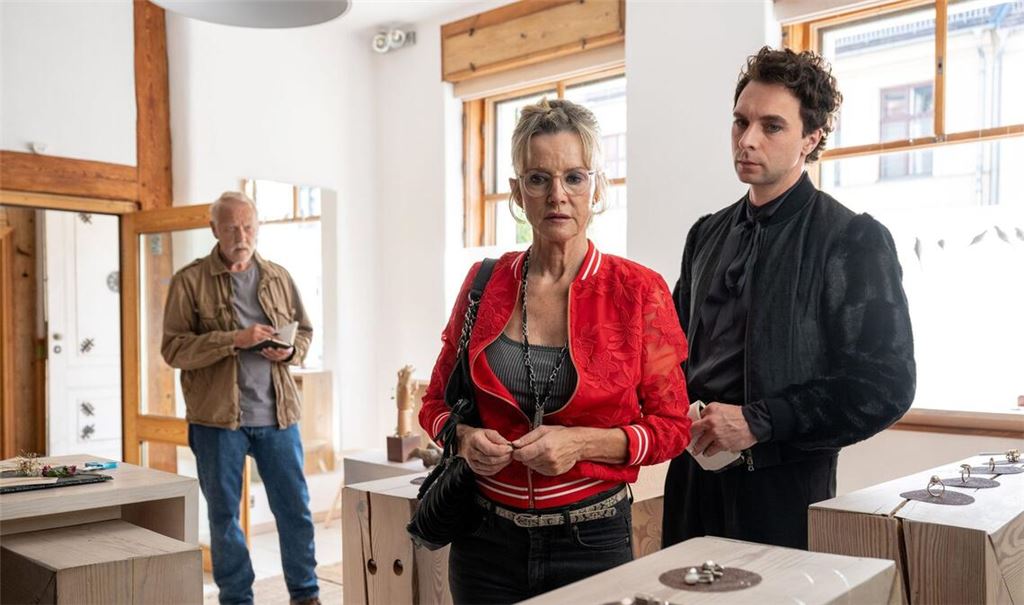 In diesem Juwelierladen starb ein Mann. Wer trägt die Verantwortung dafür? Die Kommissare Karl Rogov (Frank Leo Schröder, li.) und Vincent Ross (André Kaczmarczyk) befragen die Angestellte Katrin Gollwitz (Esther Esche).