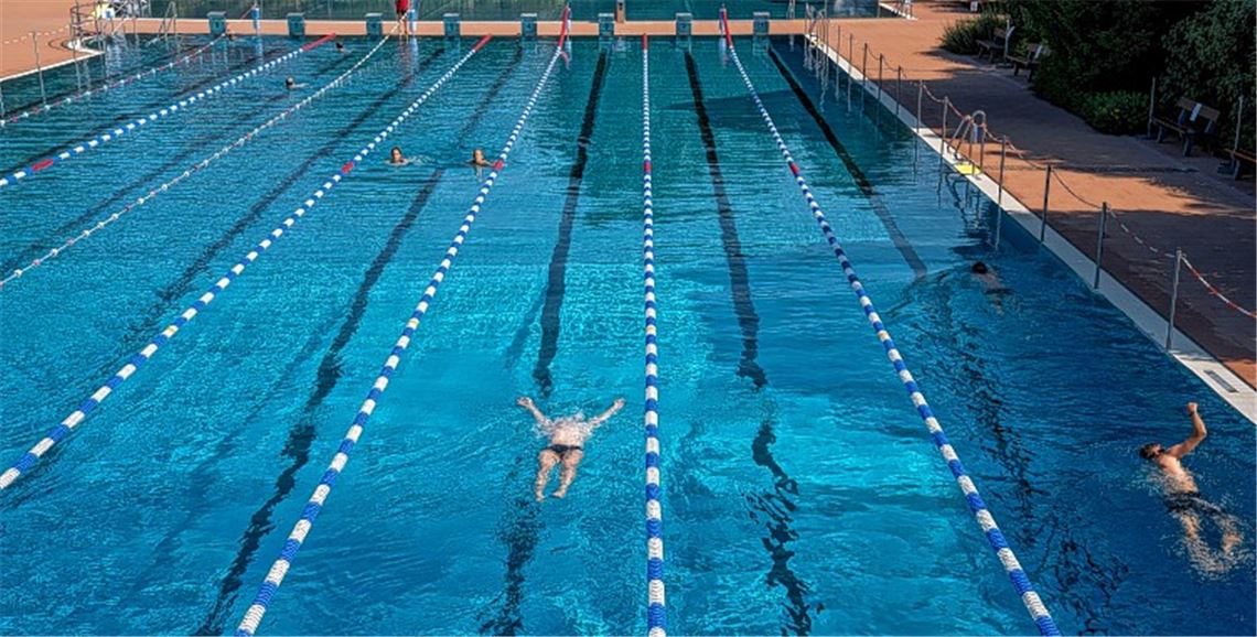 In diesem Sommer herrscht im Freibad auf den Bahnen Einbahnverkehr. Außerdem sind Überholmanöver verboten. Angesichts der überschaubaren Besucherzahl sind die Regeln kein Problem. Foto: Recken