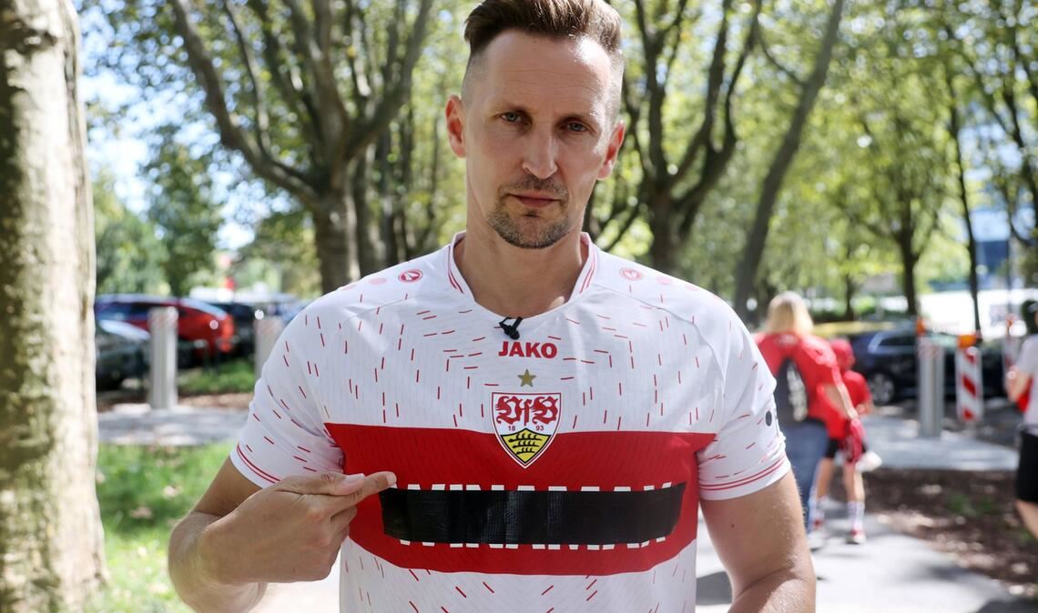 In diesem VfB-Trikot zeigte sich Thomas Melchior vor dem Stadion des KSC – mit Folgen (Archivbild).