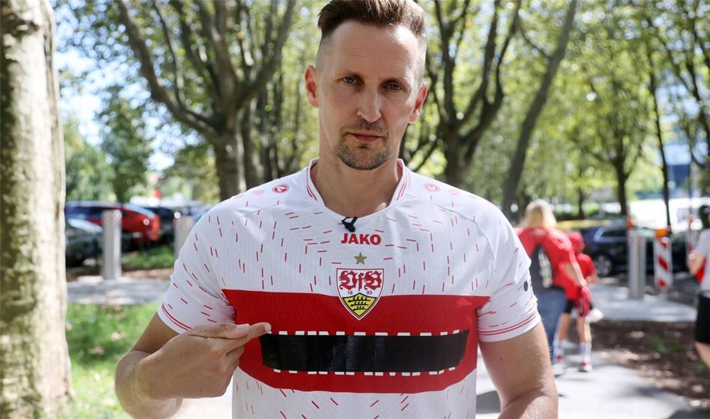 In diesem VfB-Trikot zeigte sich Thomas Melchior vor dem Stadion des KSC – mit Folgen (Archivbild).