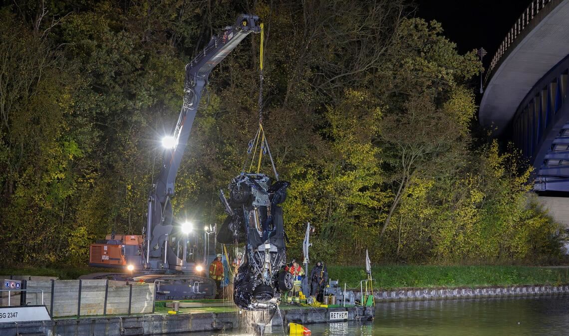 In diesem aus dem Mittellandkanal geborgenen Autowrack fanden Ermittler Einbruchswerkszeug. (Archivbild)