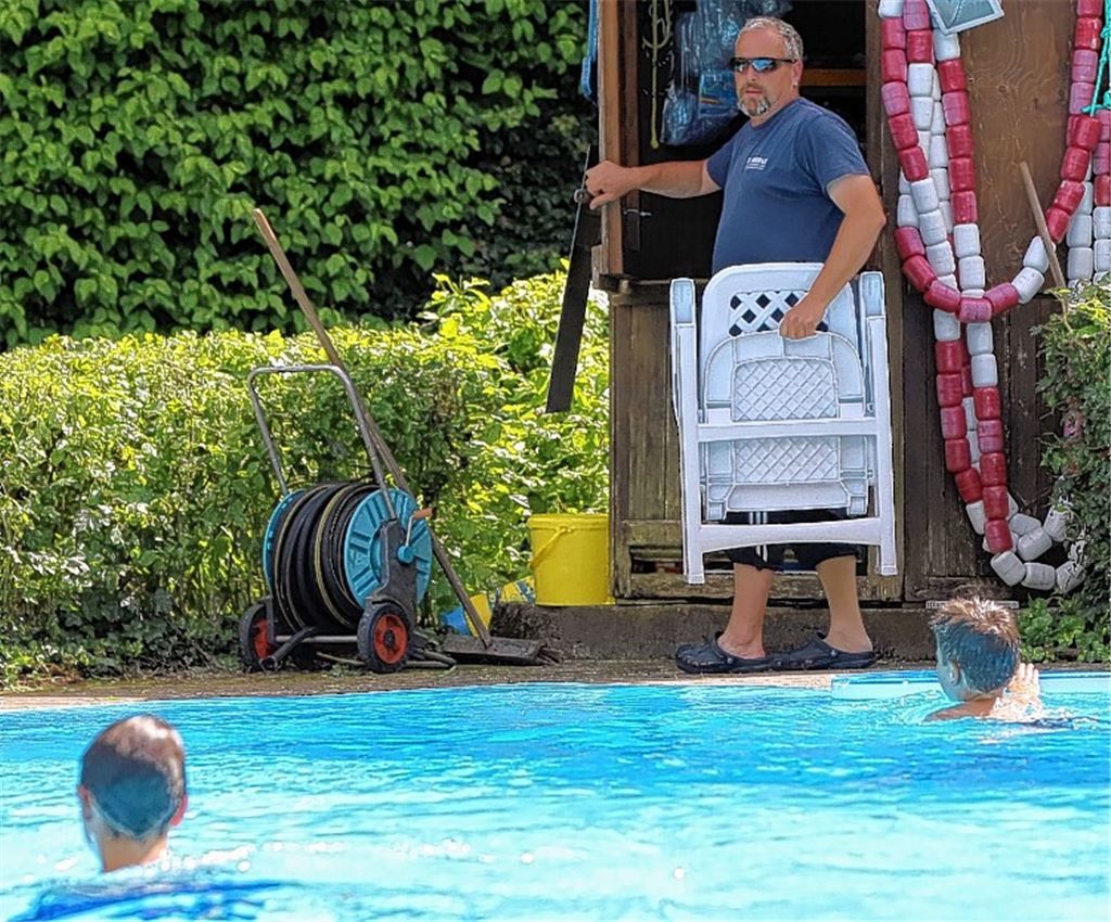 In dieser Freibadsaison – sofern sie denn möglich ist – muss der Sternenfelser Bademeister Andreas Burger wohl auf strenge Zugangsbeschränkungen der Becken achten.Archivfoto: Huber