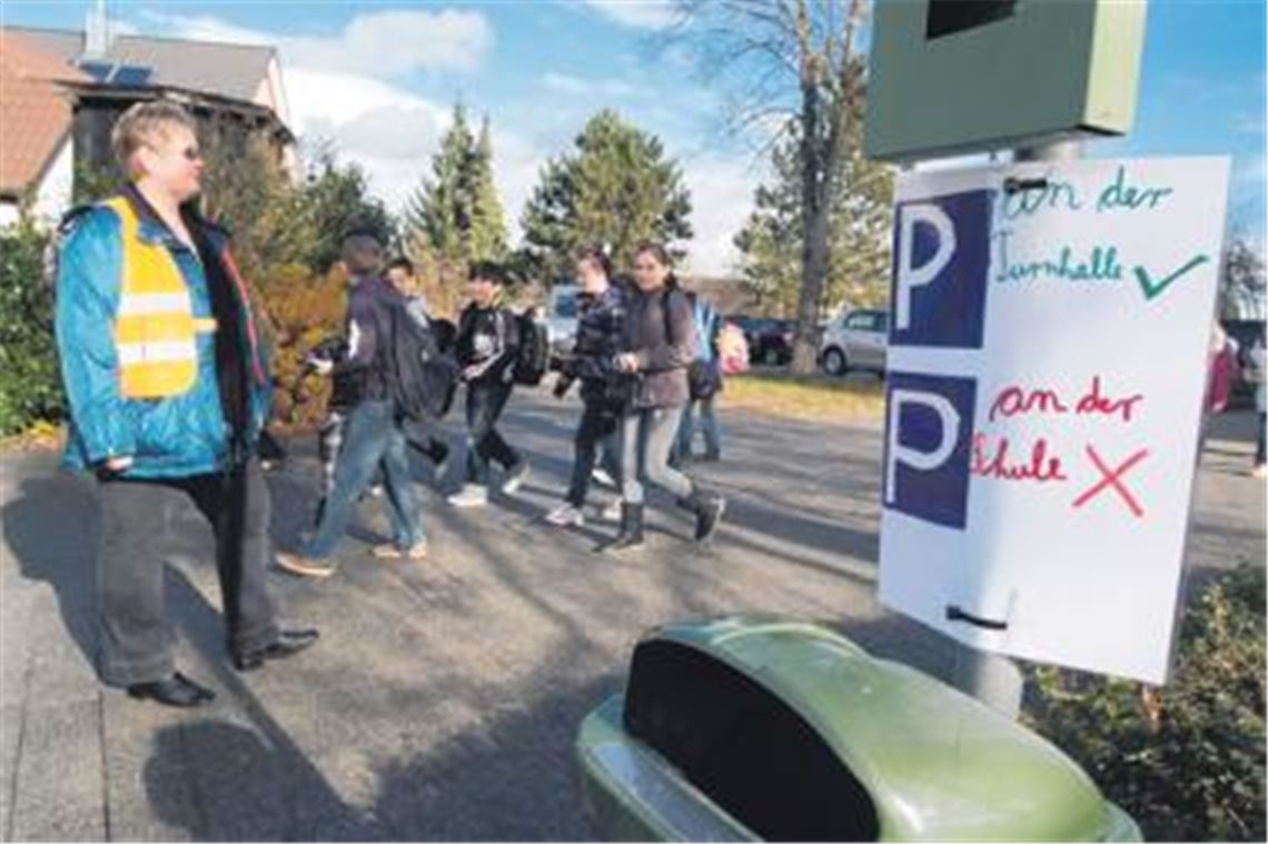 In dieser Woche begleiten in Ötisheim Vertreter des Elternbeirats  im Bild die Vorsitzende Dorthe Hönicke  den Schulbeginn und den Schulschluss an der Henri-Arnaud-Schule, um die Eltern, die mit dem Auto kommen, um mehr Rücksichtnahme auf die Fußgänger zu bitten. Die Schüler selbst haben Plakate gemalt, auf denen sie dem Parken vor der Schule eine Absage erteilen. 
Foto: Fotomoment