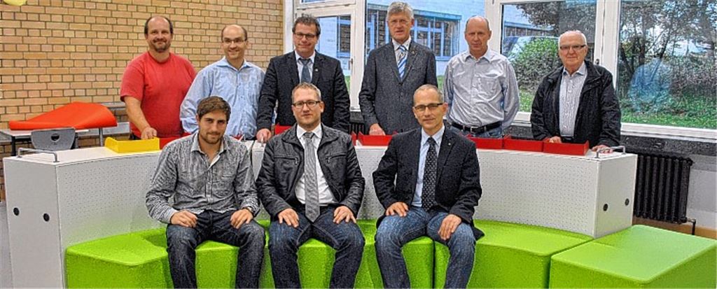 In dieser Woche hat die konstituierende Sitzung des neuen Zweckverbandes „Gemeinschaftsschule Illingen Maulbronn“ mit Volker Schäuffele, Harald Eiberger, Andreas Felchle, Frieder Esenwein, Manfred Buchner, Winfried Scheuermann (hintere Reihe v.li.), David Messerschmidt, Frank Burghardt und Jürgen Link (vorne v.li.) stattgefunden. Foto: Stahlfeld