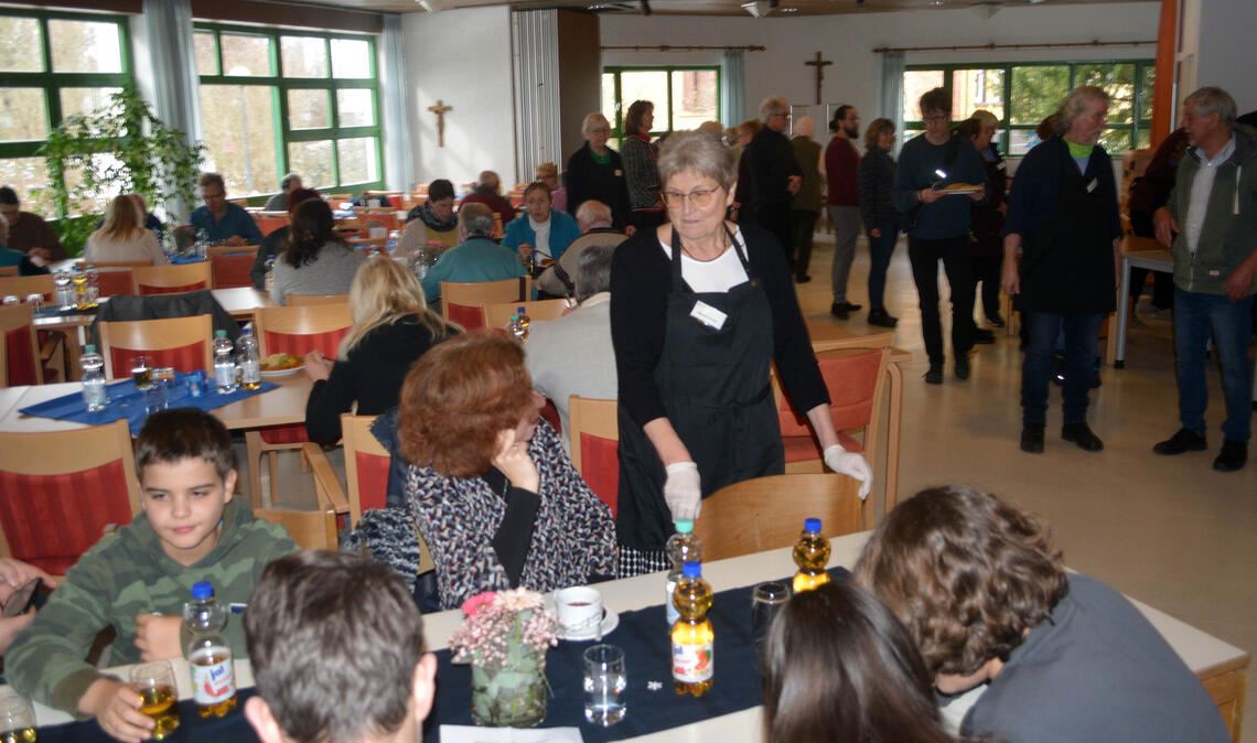 Vesperkirche: Zeichen für Menschen in Not In dieser Woche sollen bei der Vesperkirche täglich 100 Essen ausgegeben werden. Die Hilfsbereitschaft der Ehrenamtlichen und der Unterstützer ist groß. Fotos: Stahlfeld