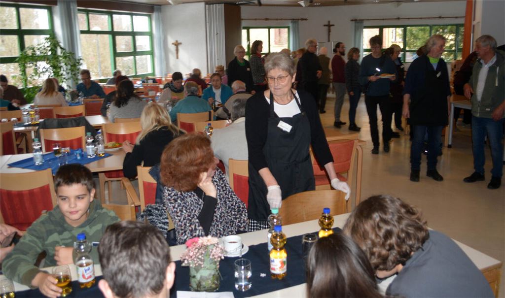 In dieser Woche sollen bei der Vesperkirche täglich 100 Essen ausgegeben werden. Die Hilfsbereitschaft der Ehrenamtlichen und der Unterstützer ist groß. Fotos: Stahlfeld