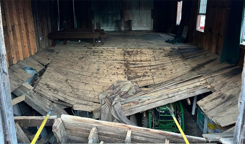 In einem Gebäude in ländlicher Natur sollte die Trauung stattfinden - Überfüllung könnte die Ursache für den Einbruch des Holzfußbodens sein.