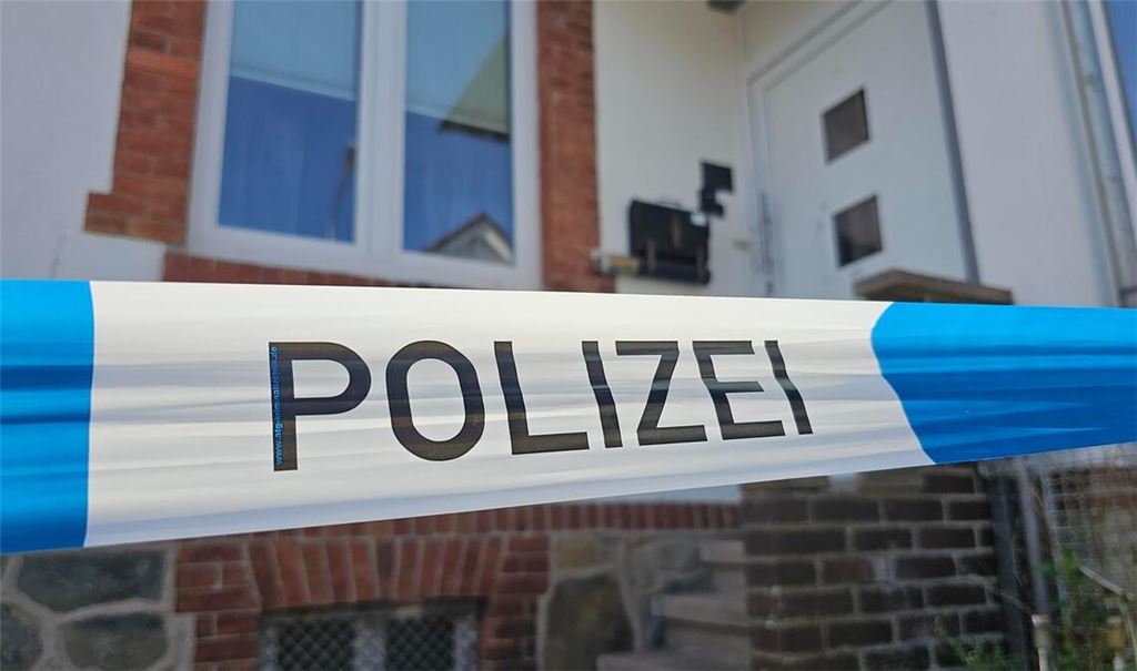 In einem Haus im Ortsteil Steinbergen in Rinteln fand eine Tochter die leblosen Körper ihrer Mutter und deren Lebensgefährten.