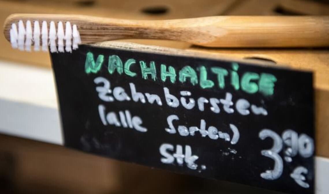 In einem Laden in Bremen wird eine nachhaltige Zahnbürste aus Holz angeboten. 
