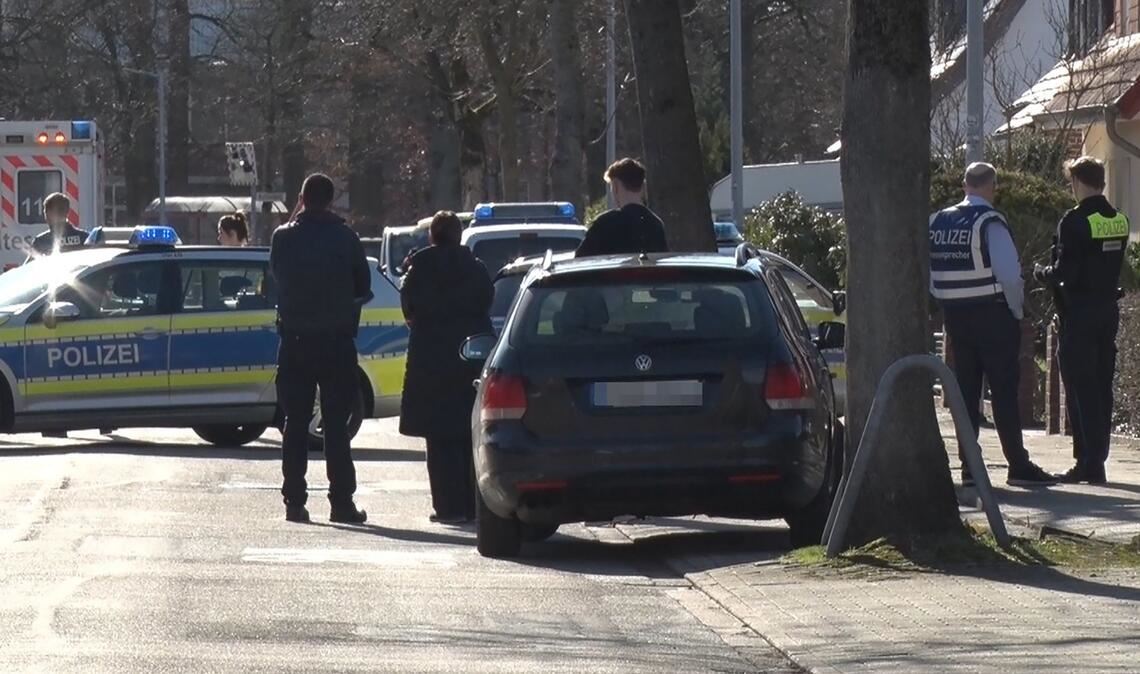 In einem Wohnhaus in Bramsche fanden Polizisten einen toten Mann und konnten eine schwerverletzte Frau auch nicht mehr retten.