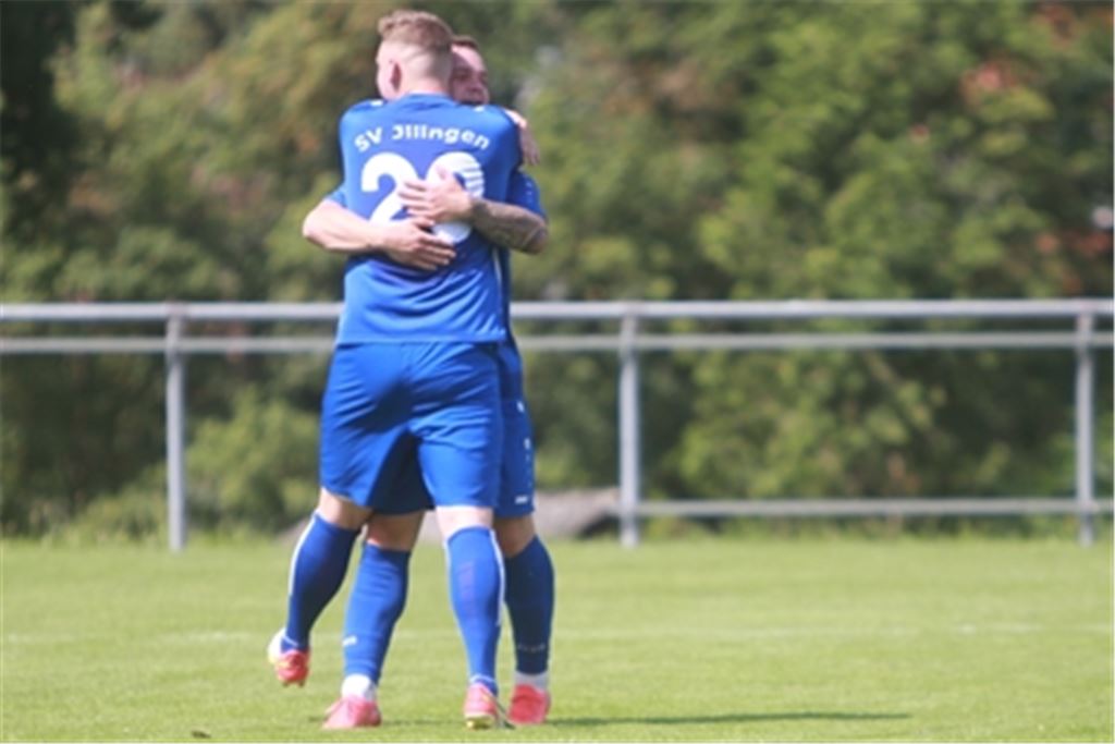 In einem kampfbetonten Heimspiel gegen den SV Iptingen haben die Illinger Fußballer am Ende die Nase vorn – und dürfen den Nichtabstieg bejubeln. Fotos: Huber (2), Fotomoment