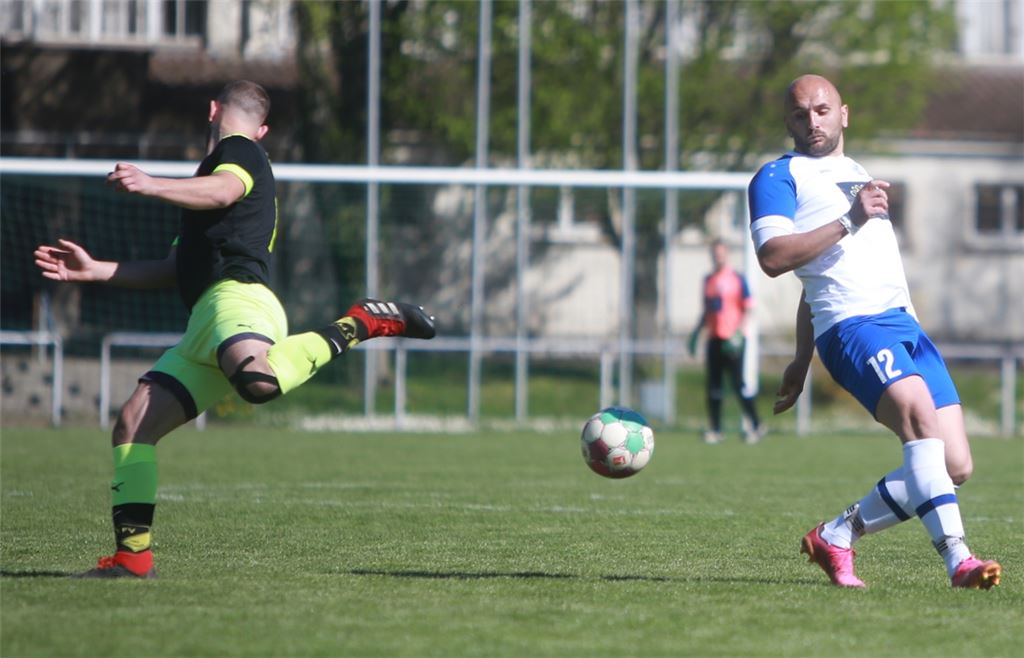 In einem kampfbetonten Spiel schaffen es weder der FVL noch die SG 08 Hellas, den entscheidenden Impuls zu setzen. Fotos: Huber