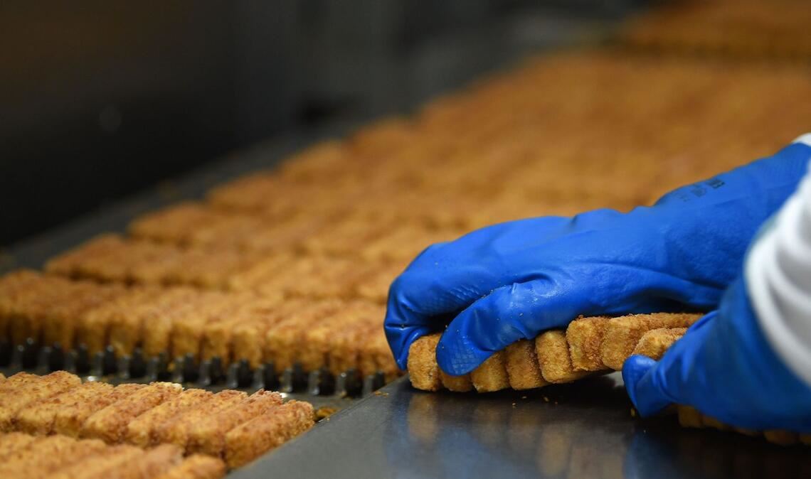 In einer Fabrik werden Fischstäbchen verpackt (Archivbild).