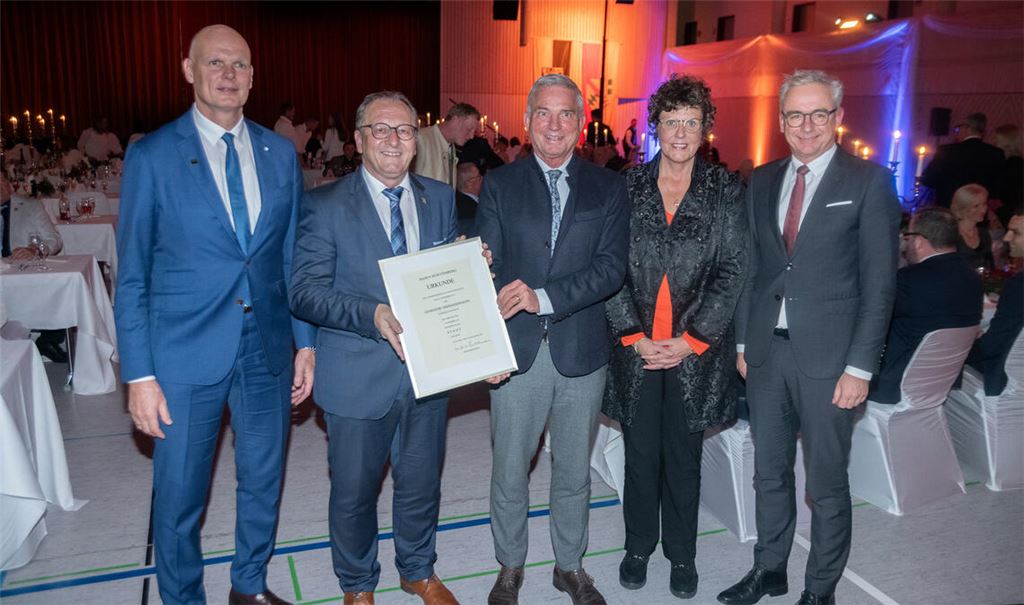 In einer Feier am Montagabend in der festlich geschmückten Aschingerhalle hat Innenminister Thomas Strobl (Foto li., Mitte) an den Oberderdinger Bürgermeister Thomas Nowitzki (2. v. li.) die Urkunde zur Stadterhebung überreicht. Fotos: Fotomoment